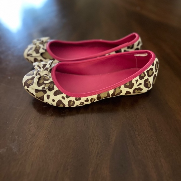 Girls, leopard pattern flat shoe, size 3 - Picture 2 of 4